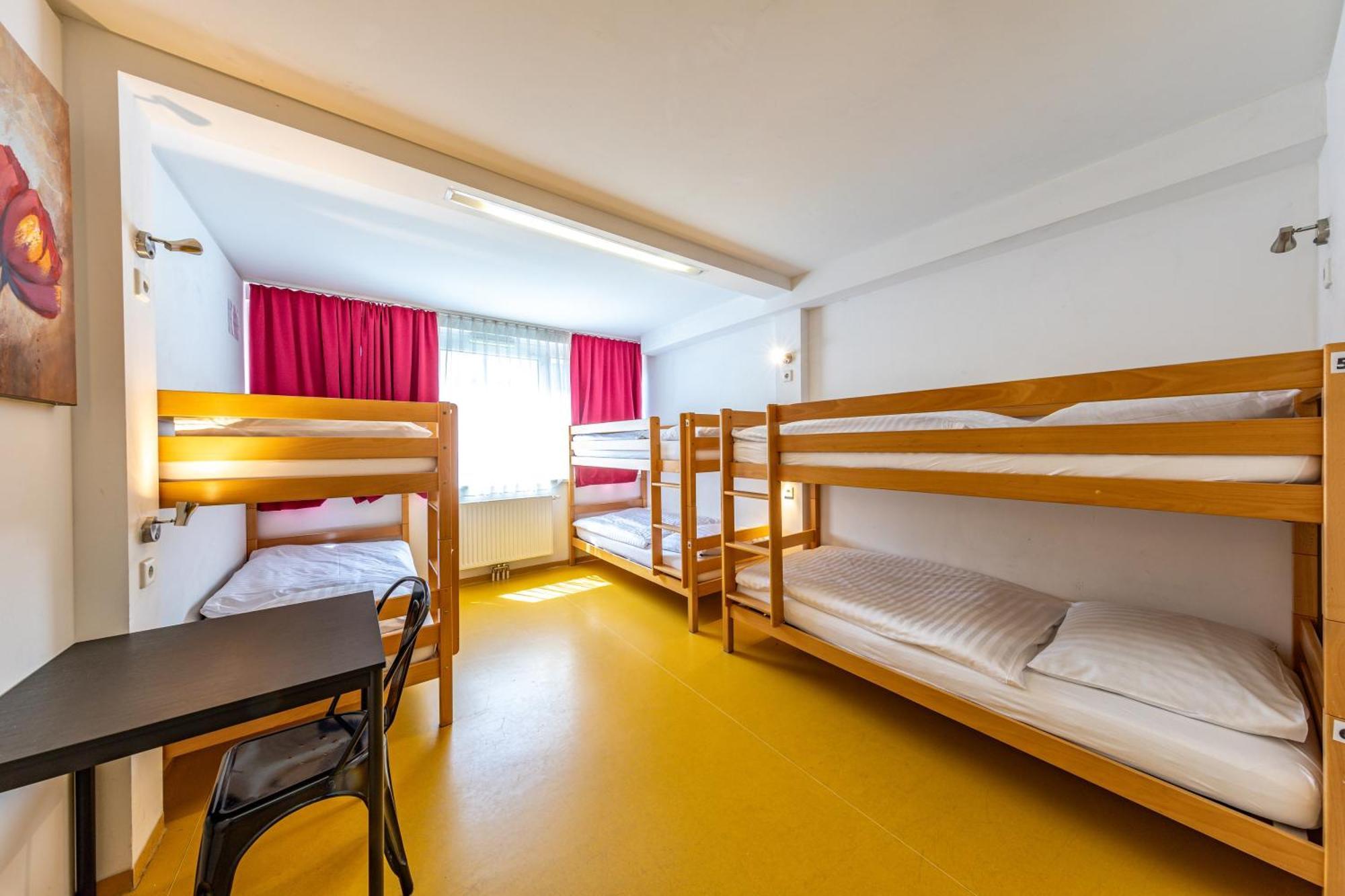 Cama Individual en dormitorio compartido de 6 camas